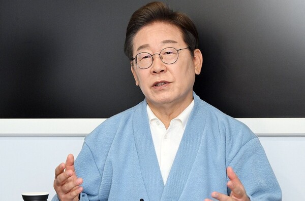 더불어민주당 이재명 대선 후보가 15일 경남 하동군 화개장터에서 진행된 유튜브 라이브 방송 후 을 취재진과 인터뷰하고 있다. (사진=연합뉴스/공동취재단)