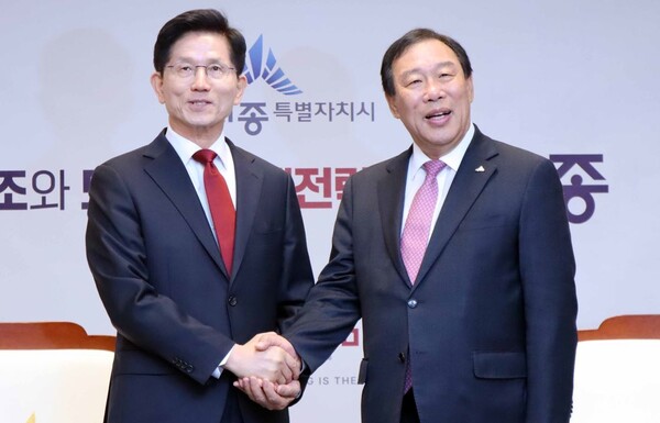 김문수 국민의힘 대선 경선 후보가 1일 세종시청을 방문해 최민호 세종시장과 인사를 나누고 있다.(사진=연합뉴스)