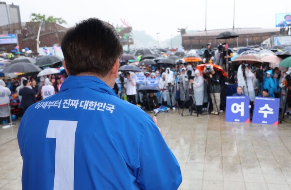 더불어민주당 이재명 대선 후보가 15일 전남 여수시 이순신광장에서 열린 집중유세에서 발언하고 있다. (사진=연합뉴스/공동취재단)