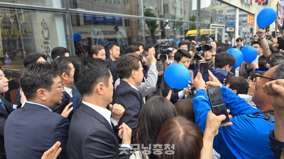 더불어민주당 유세 현장. 다수 인파가 밀집하며 경호원들이 인파 통제에 어려움을 겪고 있다. (사진=굿모닝충청 설인호 기자)