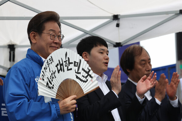 더불어민주당 이재명 대선후보가 16일 전북 전주시 전북대 후문에서 열린 유세에서 '진짜 대한민국'이라고 적힌 부채를 들고 있다. (사진=연합뉴스)