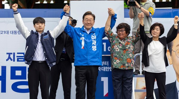 더불어민주당 이재명 대선후보가 17일 전남 나주시 금성관 망화루 앞에서 열린 유세에 입장하며 시민들을 향해 인사하고 있다. 