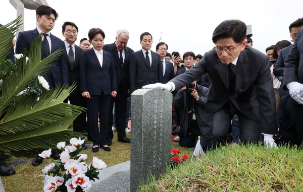 국민의힘 김문수 대선 후보가 17일 광주 북구 국립 5·18 민주묘지에서 무명열사의 묘비를 쓰다듬고 있다. (사진=연합뉴스/공동취재단)