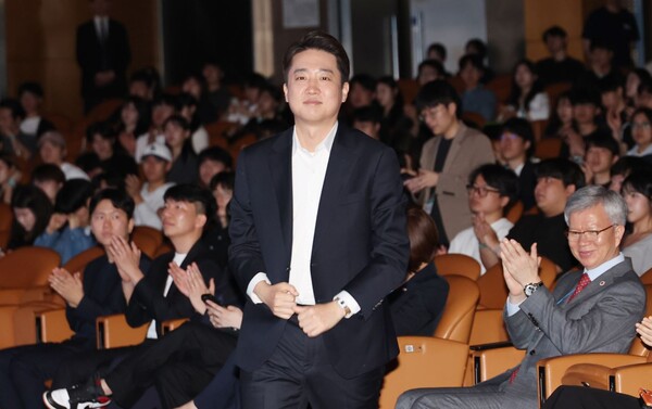 개혁신당 이준석 대선 후보가 17일 서울 강남구 삼성동 코엑스에서 열린 제11회 젊은의사포럼에 참석, 강연을 위해 단상에 오르고 있다. (사진=연합뉴스/공동취재단)