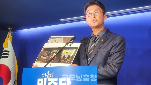 서울중앙지법 지귀연 부장판사의 룸살롱 술접대 의혹 사진을 공개한 더불어민주당 노종면 원내대변인의 모습.(사진=굿모닝충청 조하준 기자)