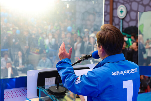 더불어민주당 이재명 대선 후보가 19일 서울 마포구 KT&G 상상마당 앞에서 방탄유리가 설치된 유세차에서 연설을 하고 있다. (사진=연합뉴스/공동취재단)