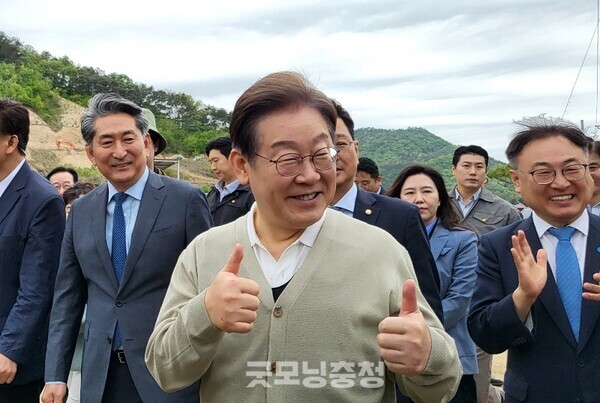 이재명 더불어민주당 대선 후보가 지난 6일 충북 보수의 심장 보은과 옥천, 영동을 방문해 청년 농업인을 비롯한 지역주민들을 만나 지역 균형발전을 강조했다. 사진=굿모닝충청 김종혁 기자