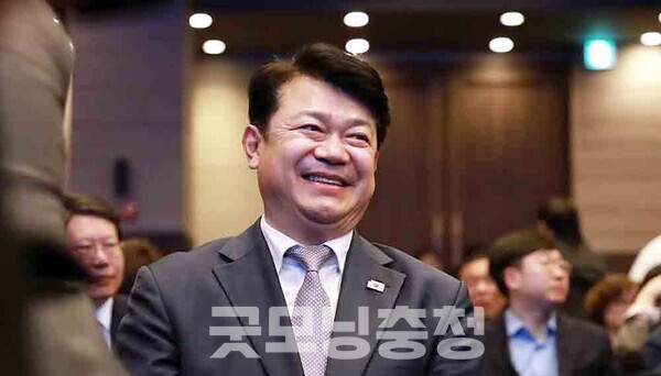 더불어민주당 복기왕 국회의원(충남아산갑)은 20일, 국민의힘 김용태 비상대책위원장의 대선 후보 배우자 토론회 요구와 관련 “엉뚱하고 기괴한 정도가 아니라 정신 나간 제안처럼 들렸다”고 말했다. (자료사진: 페이스북/ 굿모닝충청=김갑수 기자)