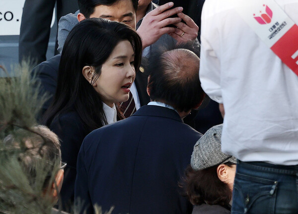 윤석열 전 대통령의 부인 김건희 씨가 지난 4월 11일 서울 서초구 아크로비스타 사저 앞에 도착해 지지자 및 주민들과 인사하고 있다.(사진=연합뉴스)