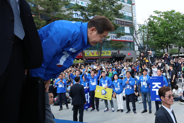 더불어민주당 이재명 대선 후보가 20일 경기 파주시 금릉역 중앙광장에서 열린 유세에서 연설을 마친 뒤 시민들에게 인사하고 있다. (사진=연합뉴스/공동취재단)