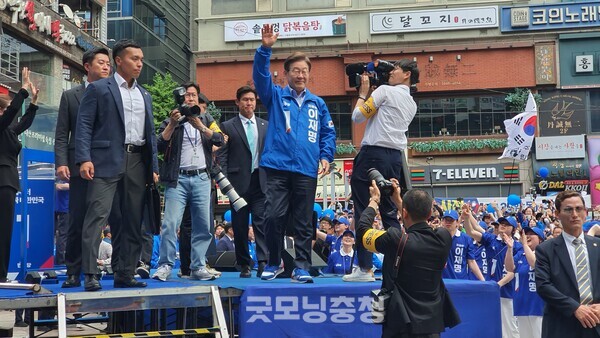 21일 인천광역시 남동구 구월동에서 열린 유세현장에서 유세를 하고 있는 더불어민주당 이재명 후보의 모습.(사진=굿모닝충청 조하준 기자)