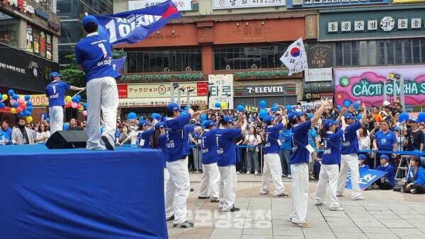 이재명 후보의 유세 현장을 빛내는 유세단 샤우팅코리아의 응원 현장.(사진=굿모닝충청 조하준 기자)