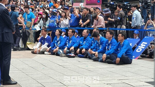 21일 인천광역시 남동구 구월동에서 열린 더불어민주당 이재명 후보의 유세 현장에 나온 박남춘 전 인천시장과 민주당 소속 인천 지역 국회의원, 지역위원장의 모습.(사진=굿모닝충청 조하준 기자)