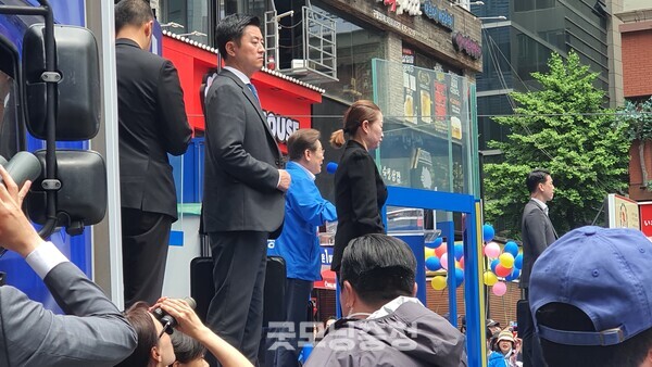 21일 인천광역시 남동구 구월동에서 열린 유세현장에서 연설을 하고 있는 더불어민주당 이재명 후보의 모습.(사진=굿모닝충청 조하준 기자)