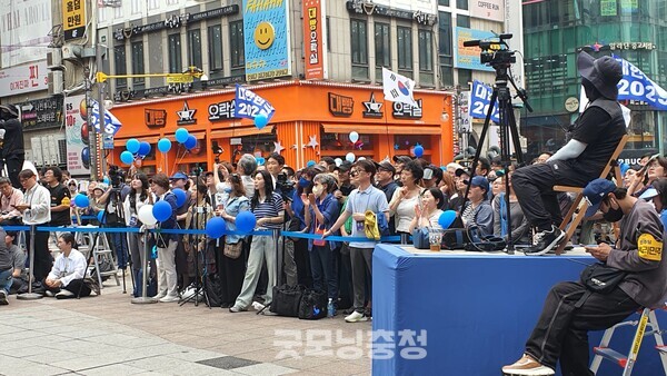 21일 인천광역시 남동구 구월동에서 열린 더불어민주당 이재명 후보의 유세 현장에 나온 시민들의 모습.(사진=굿모닝충청 조하준 기자)