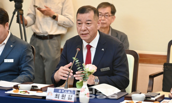  최원철 공주시장이 22일 “공공 건설사업 예산편성은 기획재정부 ‘예산안 편성지침’에 따라 공사비 요율 방식으로 이뤄지지만 실제로는 국토교통부 ‘건설기술용역 대가 등에 관한 기준’에 따른 실비정액가산방식을 따르고 있다”면서 “이로 인해 예산과 실제 집행 간 큰 차이가 발생하고 있다”고 제도 개선을 촉구했다. (사진: 공주시 제공/굿모닝충청=노준희 기자)