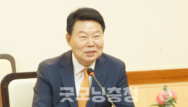 오성환 당진시장이 일본 사가현 가라츠시(唐津市)와 자매결연 의사를 밝혔다. 다만 가라츠시가 과거 임진왜란 당시 조선 침략을 위한 전진기지 역할을 했던 것으로 알려져 논란이 예상된다. (굿모닝충청=김갑수 기자)