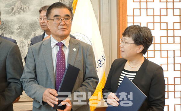 충남 서천군과 부여군이 금강하구 해수유통(생태복원)을 놓고 사실상 주도권 다툼 양상을 보여 눈길을 끌고 있다. (왼쪽부터 김기웅 서천군수, 홍은아 부여군 부군수. 사진=굿모닝충청 김갑수 기자)