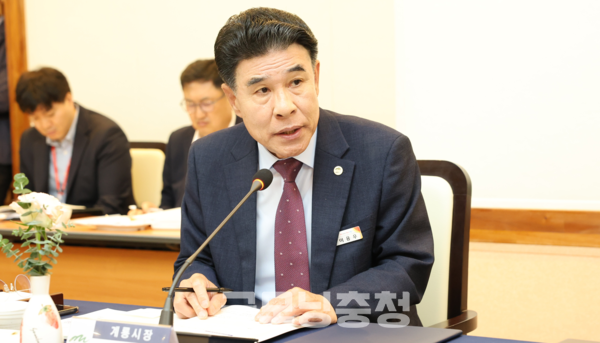 이응우 계룡시장이 22일 "우리 시는 인구가 늘어나고 학생 수가 많은 도시인데도 유일하게 교육지원청이 없는 상황"이라며 "우리 시도 충남 타 시·군과 같이 독립된 교육행정 체계를 갖춰 특화된 교육정책을 펼칠 수 있도록 계룡교육지원청을 설치해줄 것"을 촉구했다. (사진: 계룡시 제공/굿모닝충청=노준희 기자)