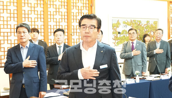 충남시장·군수협의회를 이끌고 있는 김동일 회장(보령시장)이 동료 자치단체장들을 격려하며 감사의 뜻을 전했다. (굿모닝충청=김갑수 기자)