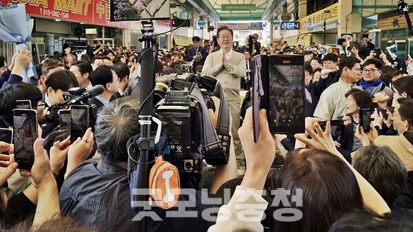 ​이재명 더불어민주당 대선후보가 지난 6일 충북 증평장뜰시장을 방문해 '골목골목 경청투어'를 하고 있다. 사진=굿모닝충청 김종혁 기자