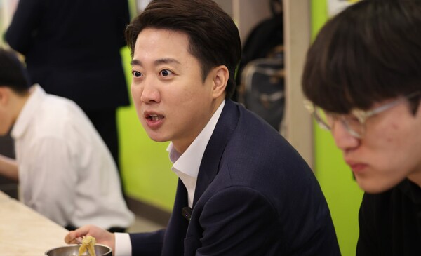 개혁신당 이준석 대선 후보가 24일 서울 동작구 한 한식 뷔페식당에서 공시생들과 식사를 하며 대화하고 있다. 2025.5.24. 연합뉴스