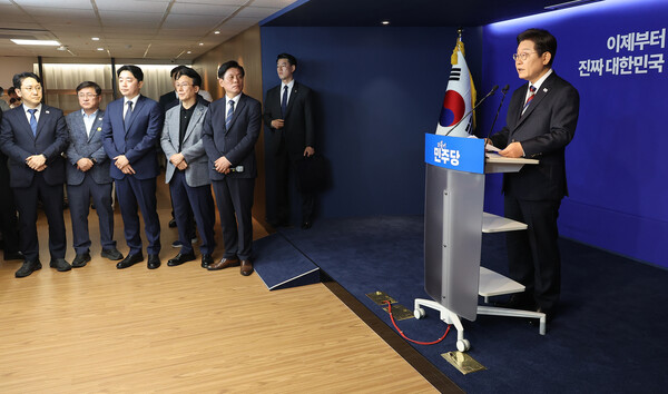 더불어민주당 이재명 대선 후보가 25일 서울 여의도 당사에서 기자회견을 하고 있다.(사진=연합뉴스)