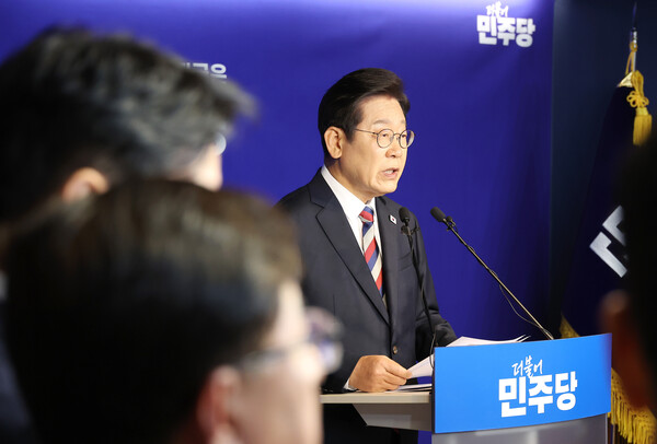 더불어민주당 이재명 대선 후보가 25일 서울 여의도 당사에서 열린 기자회견에서 취재진의 질문에 답변하고 있다. (사진=연합뉴스)