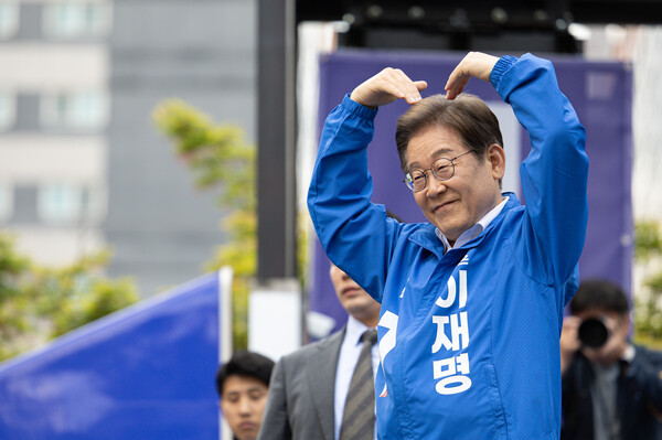 더불어민주당 이재명 대선 후보가 24일 경기 시흥시 배곧아브뉴프랑센트럴광장에서 열린 유세에서 시민들에게 인사하고 있다. (사진=연합뉴스/공동취재단)
