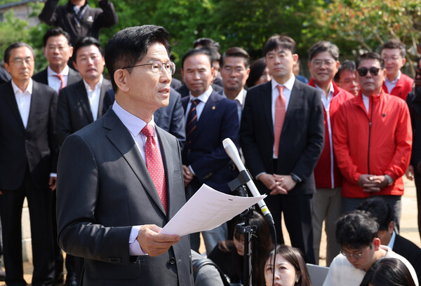 국민의힘 김문수 대선 후보가 25일 충북 옥천군 육영수 여사 생가를 방문한 뒤 취재진 앞에서 현안 관련 입장 발표를 하고 있다. (사진=연합뉴스/공동취재단)
