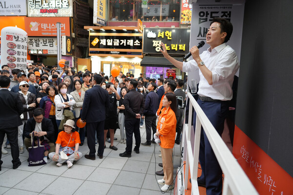 개혁신당 이준석 대선 후보가 24일 경기도 성남 분당구 서현역 앞 광장에서 유세를 하며 지지를 호소하고 있다.