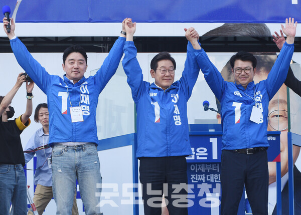 이재명 후보는 “대한민국은 민주공화국이고 모든 권력은 국민으로부터 나온다”며 “대통령은 지배자나 왕이 아니라 국민을 위해 일해야 할 일꾼이자 대리인”이라고 말했다. (왼쪽부터 강훈식 국회의원, 이재명 후보, 복기왕 국회의원/ 굿모닝충청=채원상 기자)