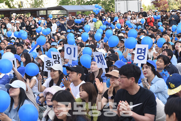 이재명 후보는 끝으로 국가 균형발전에 대한 강한 의지도 드러냈다. (현장에는 수많은 인파가 몰려 이재명 후보를 연호했다/ 굿모닝충청=채원상 기자)