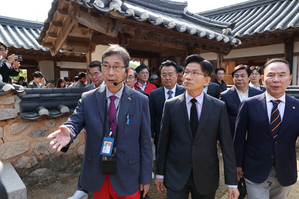 국민의힘 김문수 대선 후보가 25일 충북 옥천군 육영수 여사 생가를 방문해 둘러보고 있다.(사진=연합뉴스)