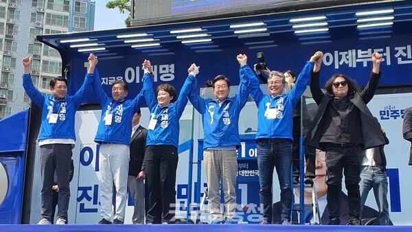 26일 경기도 용인시 수지구 죽전동 소재 단국대학교 캠퍼스 정문 앞에서 용인 지역 국회의원 4인방과 록커 신대철 씨와 함께 시민들을 향해 인사를 하고 있는 더불어민주당 이재명 후보의 모습.(사진=굿모닝충청 조하준 기자)