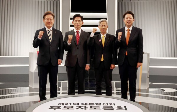 지난 23일 서울 영등포구 여의도 KBS 스튜디오에서 21대 대선 2차 토론회를 앞두고 후보들이 기념 촬영하고 있다. (사진=연합뉴스) 