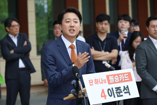 개혁신당 이준석 대선 후보가 27일 서울 여의도 국회에서 국민의힘 김문수 후보와의 단일화에 대한 거부 입장을 거듭 밝힌 뒤 취재진의 질문에 답하고 있다.(사진=연합뉴스)