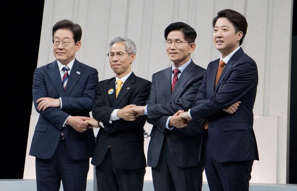  27일 서울 마포구 상암동 MBC 스튜디오에서 진행된 정치 분야 TV토론회에 출연한 대선 후보들. 왼쪽부터 더불어민주당 이재명·민주노동당 권영국·국민의힘 김문수·개혁신당 이준석 후보 (사진=연합뉴스/공동취재단)