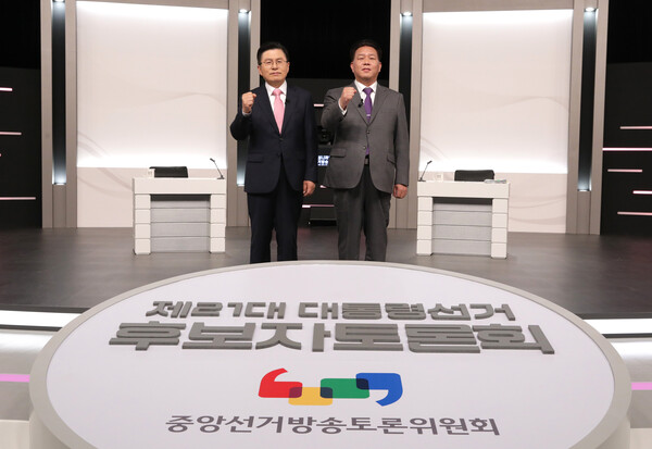 지난 19일 서울 마포구 상암동 SBS 프리즘센터 스튜디오에서 열린 초청 외 후보자 토론회를 앞두고 무소속 송진호 후보(우)와 함께 사진 촬영을 한 무소속 황교안 후보.(사진=연합뉴스)