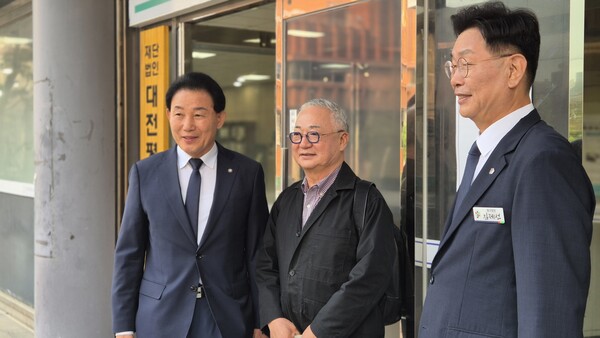 29일 대전평생교육원에 마련된 은행선화동 사전투표소를 찾은 세 사람이 기념촬영을 하고 있다. 사진은 왼쪽부터 박용갑 국회의원, 임영진 성심당 대표, 김제선 중구청장. (사진=굿모닝충청 신성재 기자)