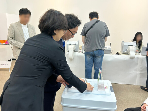 더불어민주당 박범계 국회의원(대전 서구을)이 29일 대전시청에 마련된 둔산1동 사전투표소에서 투표하고 있다.(사진:공동취재단)