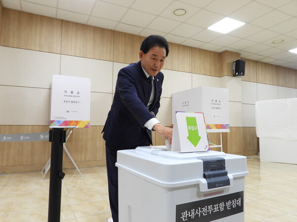 더불어민주당 박용갑 국회의원(대전 중구)이 29일 대전평생교육진흥원에 마련된 사전투표소에서 투표하고 있다.(사진:의원실 제공)