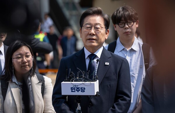 더불어민주당 이재명 대선후보가 29일 서울 서대문구 신촌동 주민센터에서 투표를 마친 뒤 취재진의 질문에 답하고 있다. (사진=연합뉴스/공동취재단)