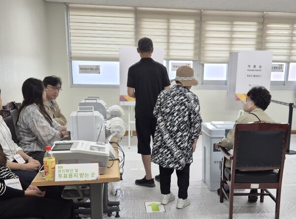 대전시 서구 괴정동사전투표소에서 시민들이 투표하고 있다.(사진:굿모닝충청 이동우 기자)
