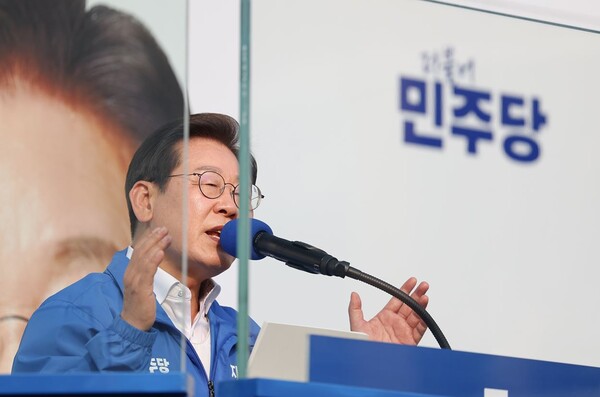 더불어민주당 이재명 대선후보가 29일 서울 서초구 고속버스터미널 앞에서 열린 서초구·강남구 유세에서 지지를 호소하고 있다. (사진=연합뉴스)