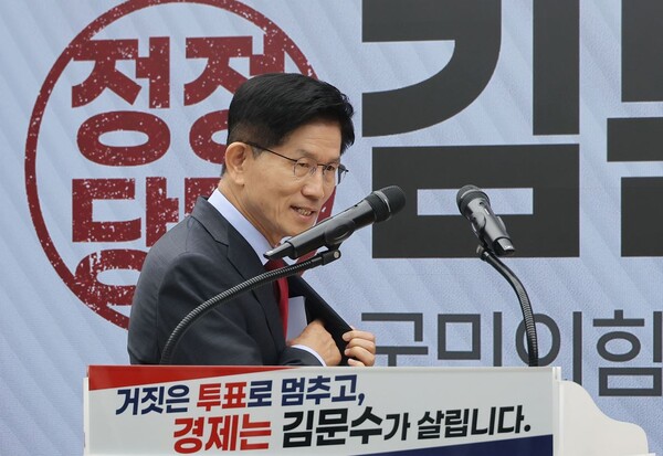 국민의힘 김문수 대선 후보가 30일 서울 여의도 국민의힘 중앙당사에서 대국민 호소문 발표를 위해 단상에 오르고 있다. (사진=연합뉴스)