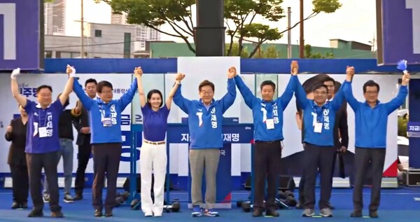 처가동네 충북 충주를 찾은 이재명 민주당 대선 후보가 충주 시민들에게 양손을 들어 인사하고 있다. (사진=굿모닝충청 김태린 기자)