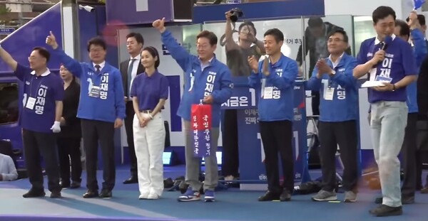 이재명 민주당 대선 후보가 청사초롱을 받고 엄지척으로 감사인사를 하고 있다. (사진=굿모닝충청 김태린 기자)