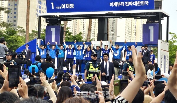 이재명 후보가 31일 청주 오창프라자 광장에서 지지자들과 유세를 펼치고 있다. 사진=굿모닝충청 김종혁 기자