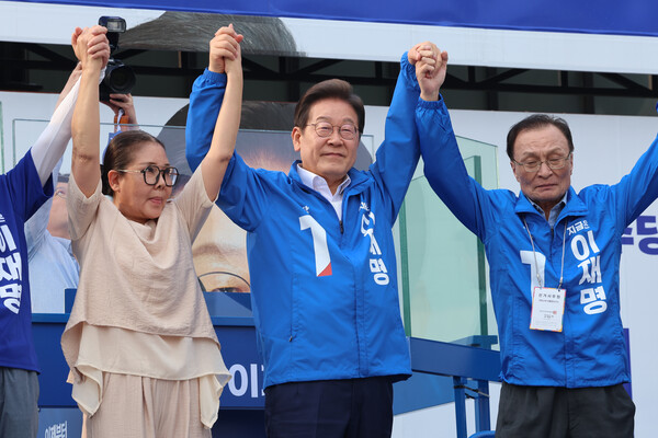 5월 31일 세종시 유세현장에서 시민들에게 인사하고 있는 더불어민주당 이재명 후보의 모습.(사진=연합뉴스)